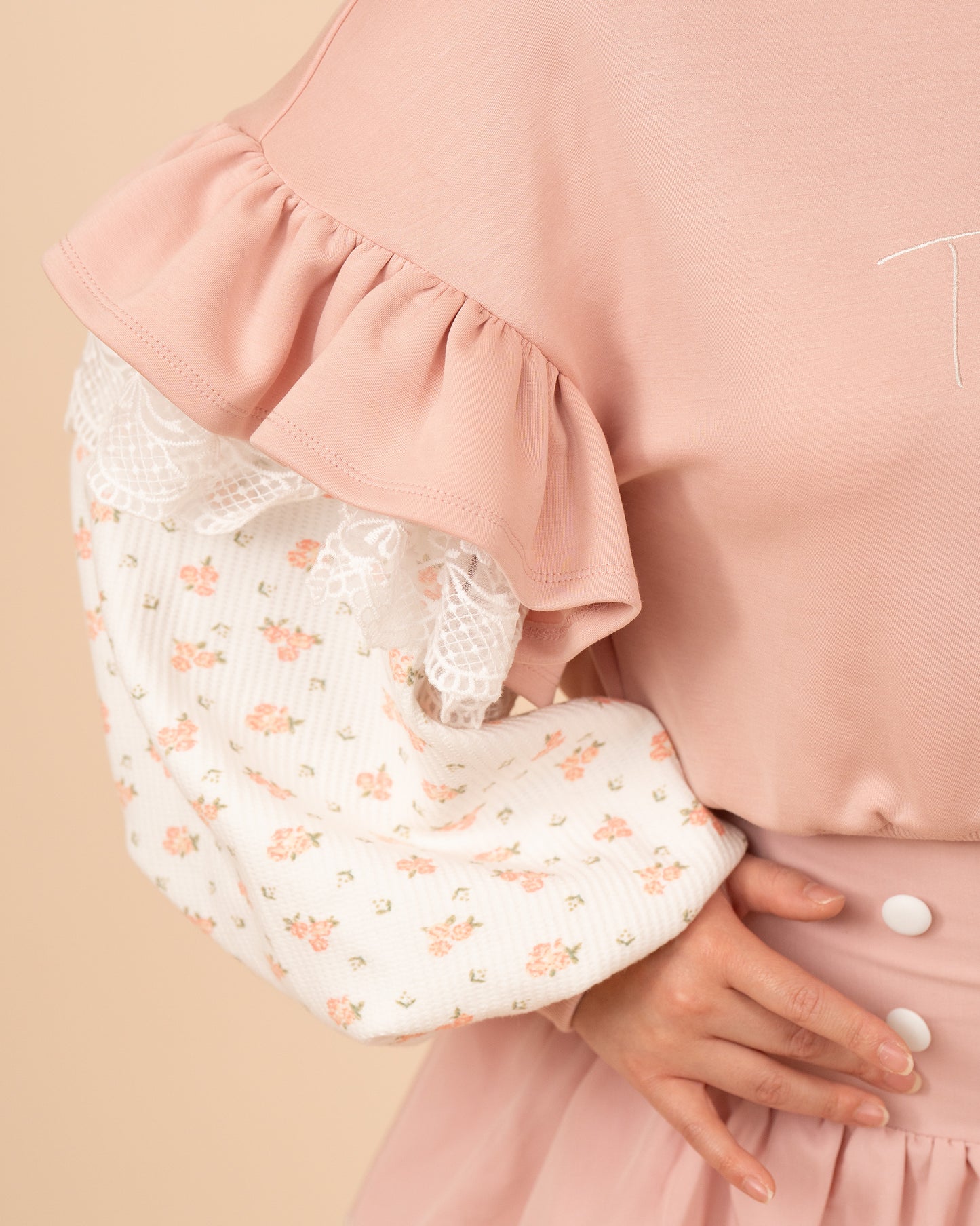 (Pre-Order) Tea & Roses Sweater (Estimated Shipping Date April 15th)